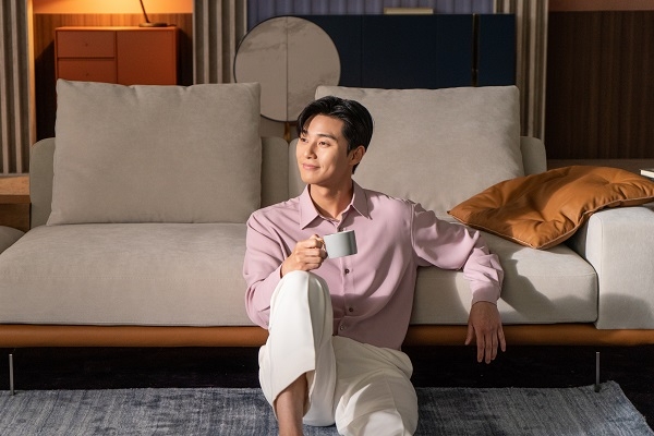 에싸 TV CF, 박서준과 페이튼 소파