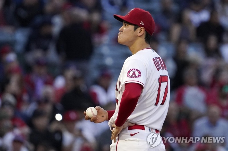 (애너하임 AP=연합뉴스) 토론토 블루제이스 왼손 선발 류현진이 27일(한국시간) 미국 캘리포니아주 애너하임의 에인절스타디움에서 열린 로스앤젤레스 에인절스와의 방문 경기에 선발 등판해 역투하고 있다.