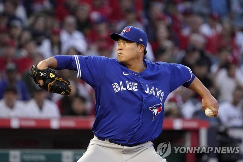 (애너하임 AP=연합뉴스) 토론토 블루제이스 왼손 선발 류현진이 27일(한국시간) 미국 캘리포니아주 애너하임의 에인절스타디움에서 열린 로스앤젤레스 에인절스와의 방문 경기에 선발 등판해 역투하고 있다.