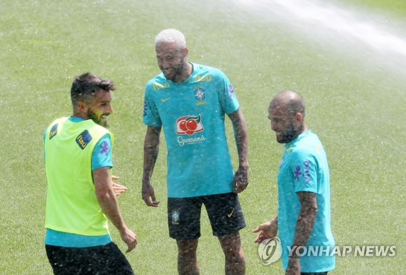 (고양=연합뉴스) 네이마르 등 브라질 축구대표팀이 27일 경기도 일산 고양종합운동장에서 열린 첫 훈련에서 스프링쿨러 물줄기를 맞으며 즐거워하고 있다.브라질은 다음 달 2일 서울월드컵경기장에서 대한민국 대표팀과 평가전을 치른다.
