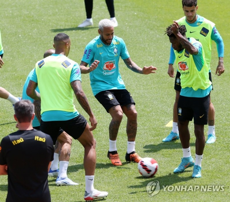 (고양=연합뉴스) 네이마르 등 브라질 축구대표팀이 27일 경기도 일산 고양종합운동장에서 첫 훈련에 임하고 있다.브라질은 다음 달 2일 서울월드컵경기장에서 대한민국 대표팀과 평가전을 치른다.