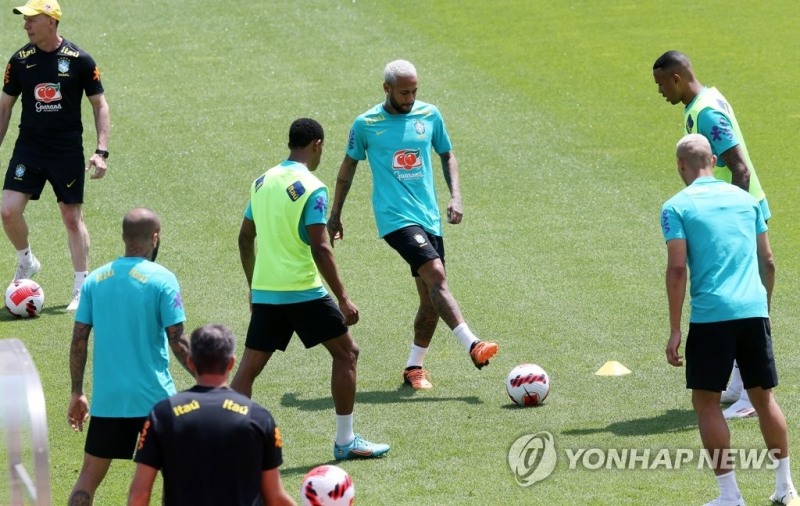 (고양=연합뉴스) 네이마르 등 브라질 축구대표팀이 27일 경기도 일산 고양종합운동장에서 첫 훈련에 임하고 있다.브라질은 다음 달 2일 서울월드컵경기장에서 대한민국 대표팀과 평가전을 치른다.