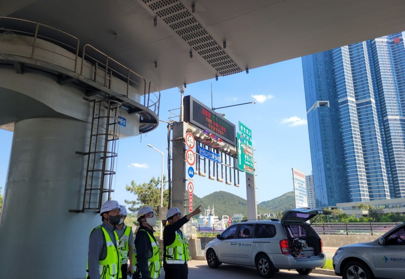 신원규 국토안전관리원 본부장(오른쪽 첫번째)이 광안대교 정밀안전진단 현장에 방문하여 안전보건점검을 실시 하고 있다./사진 제공 = 국토안전관리원