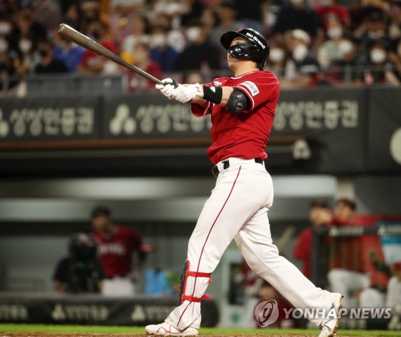 (광주=연합뉴스) 27일 광주기아챔피언스필드에서 열린 프로야구 2022 KBO리그 SSG 랜더스와 KIA 타이거즈의 경기에서 SSG 최정이 8회에 투런홈런을 때리고 있다.