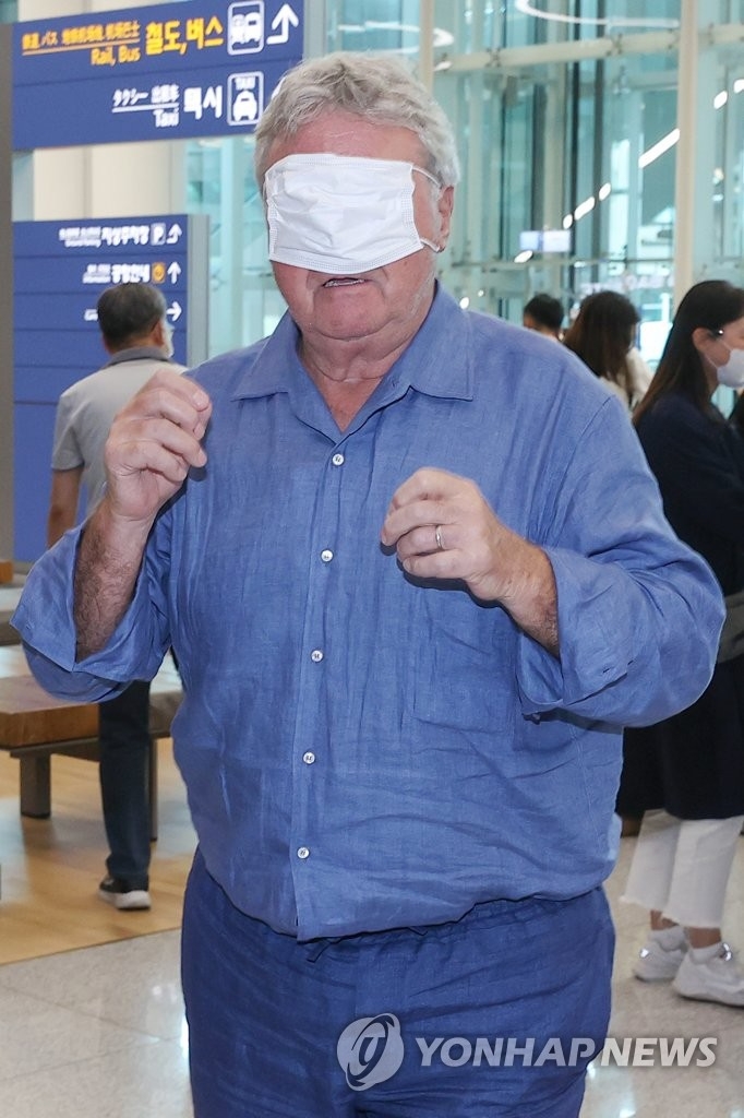 (영종도=연합뉴스) 거스 히딩크 전 한국 축구 대표팀 감독이 28일 오후 인천국제공항 입국장에서 마스크로 얼굴을 가린 채 취재진을 향하고 있다.히딩크 감독은 내달 5일 한일 월드컵 20주년을 맞아 개최되는 '2002 레전드 올스타전'에서 '2002 레전드 팀'을 지휘한다.