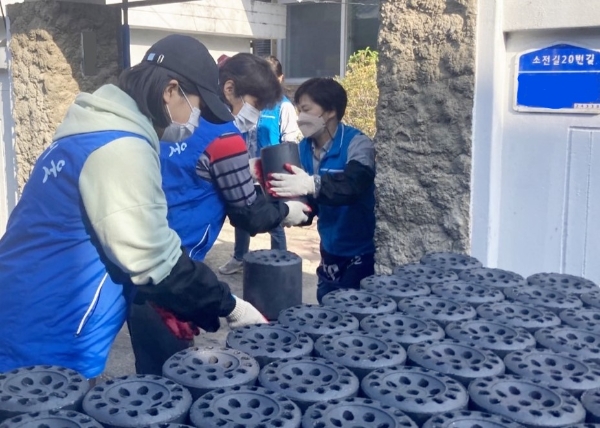 춘천이웃, 효자동 소외계층에 연탄배달 봉사…"수혜자와의 촬영도 자제"