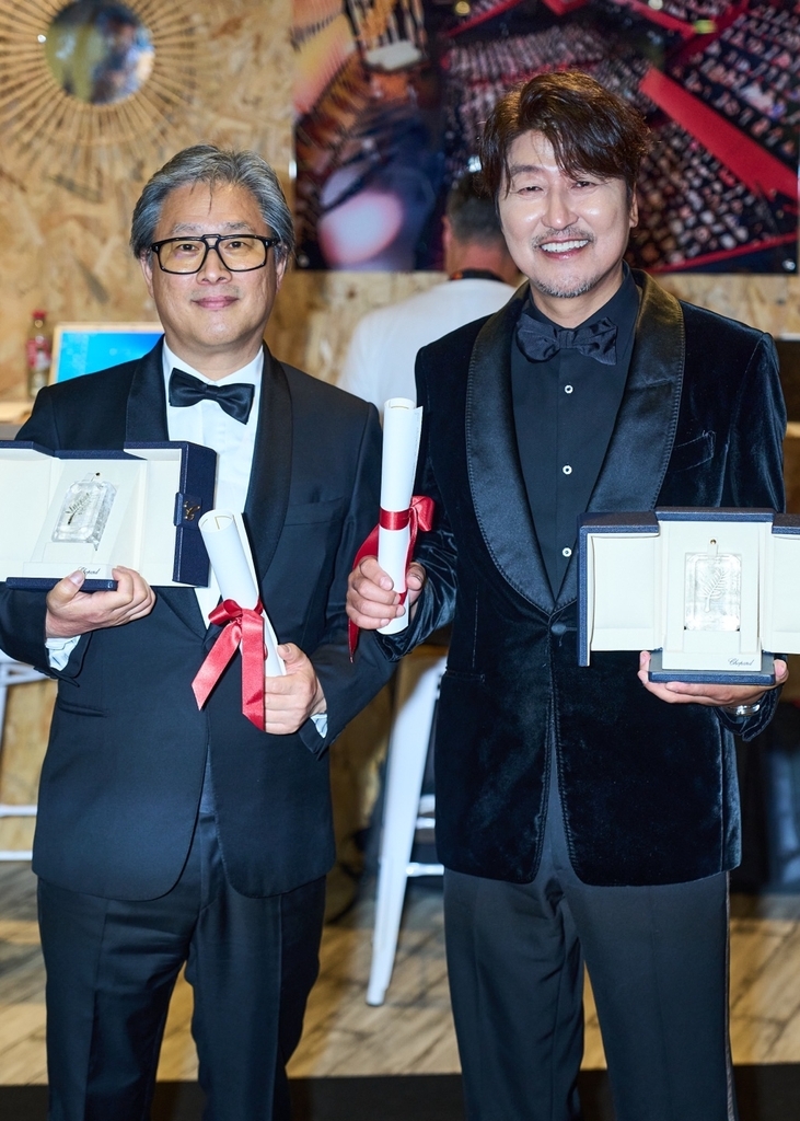 제75회 칸국제영화제에서 각각 감독상과 남우주연상을 받은 박찬욱(좌)과 송강호 / 사진= CJ ENM 제공