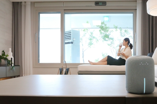 모델이 이문동 소재 모델하우스에서 KT AI 청정환기 시스템으로 깨끗해진 공기를 마시며 휴식을 취하고 있다.