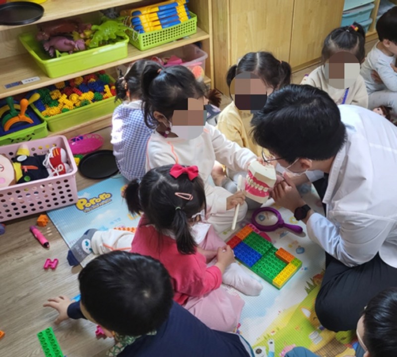 구강검진 모습 (사진제공 = 신안군)