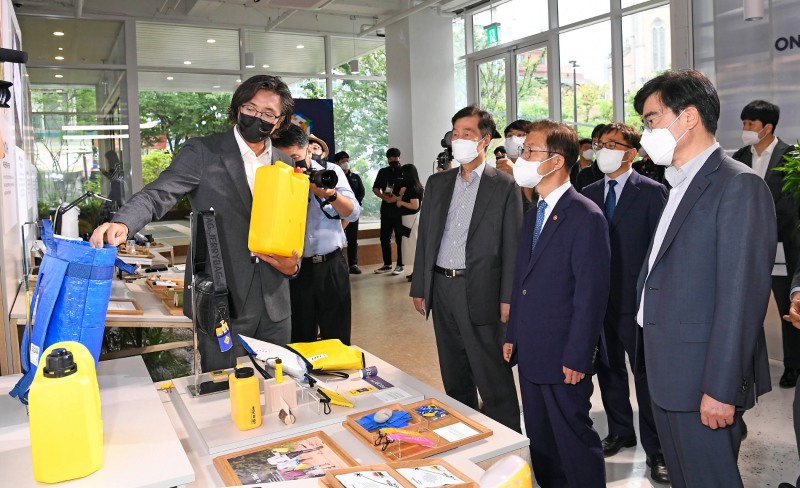 (사진 왼쪽 두번째부터) 권오규 현대차 정몽구 재단 이사장, 이정식 고용노동부 장관, 공영운 현대차그룹 사장이 박중열 제리백 대표로부터 전시제품에 대한 설명을 듣고 있는 모습/사진 제공 = 현대차그룹