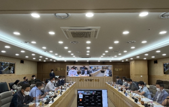 국가철도공단 이재우 해외사업본부장과 관계자들이‘Why Korea Railway?’ 웹 세미나를 열고 있는 모습.