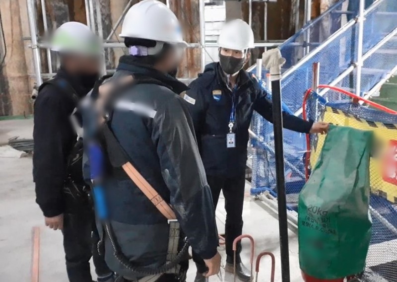 대형 신축 공사장 소방시설공사 점검 모습.