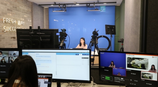 지난 30일, 서울시 마포구에 위치한 CJ프레시웨이 상암 본사에서 고객품질안전센터 소속 연구원이 협력사 대상 품질관리 및 미생물 분석 온라인 교육을 진행하고 있다