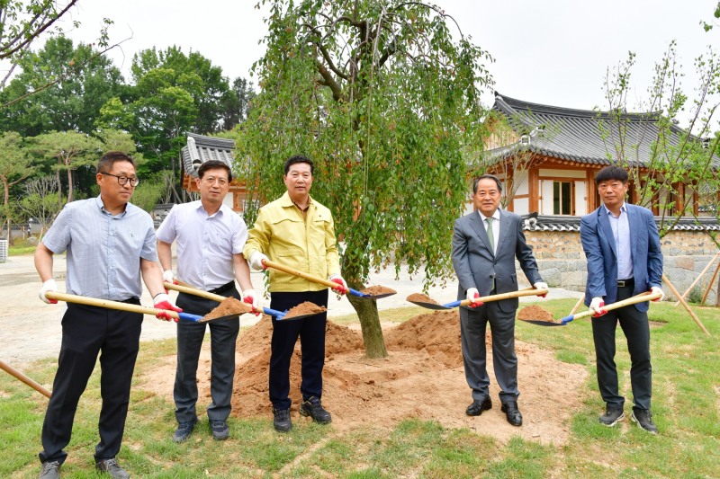 지난 30일날 진행 된 사군자정원 준공 기념식수 행사 모습 (사진제공 = 담양군)