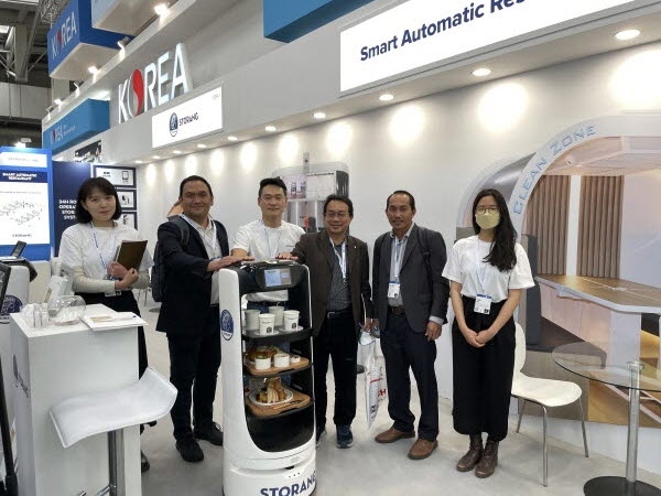 하노버메쎄 2022 바이어들과 여의구대표가 기념촬영을 하고있다.