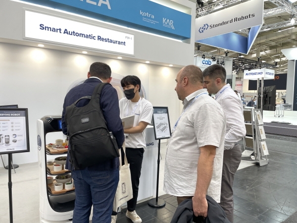 하노버메쎄 2022 바이어들이 스토랑트 시스템에 대해 설명을 듣고있다.