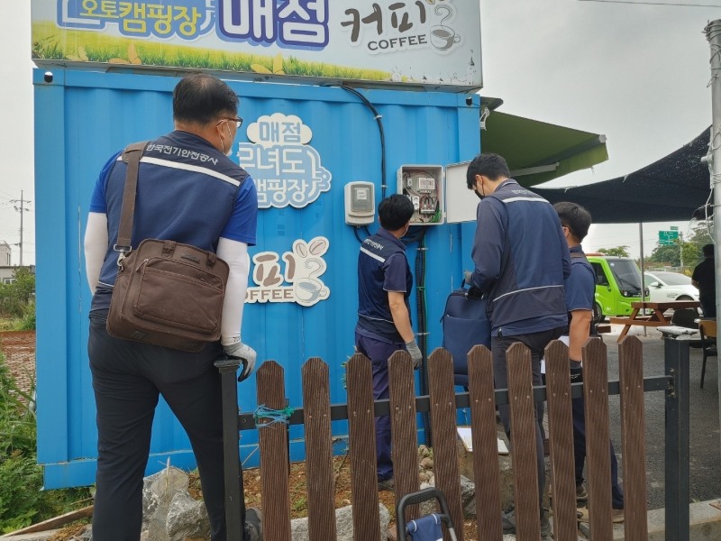 지난 30일 진행 된 전기안전공사 봉사활동 모습 (사진제공 = 군산시)