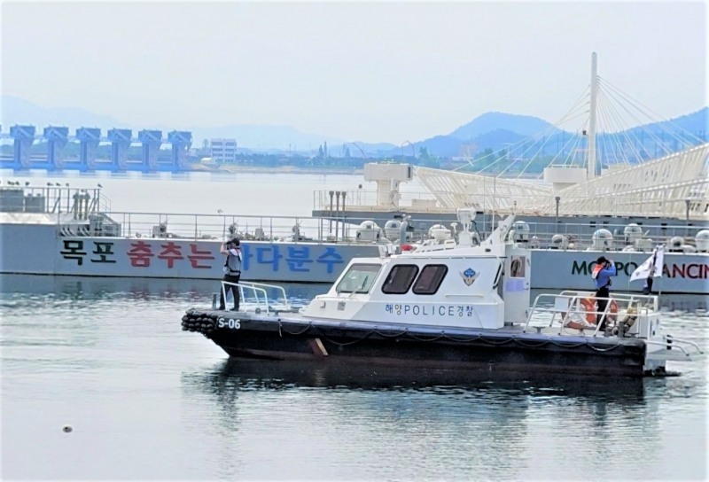목포해경이 목포시 평화광장 내 바다분수 해상무대에서 사전 안전점검을 실시하고 있다 (사진제공 = 목포해양경찰서)