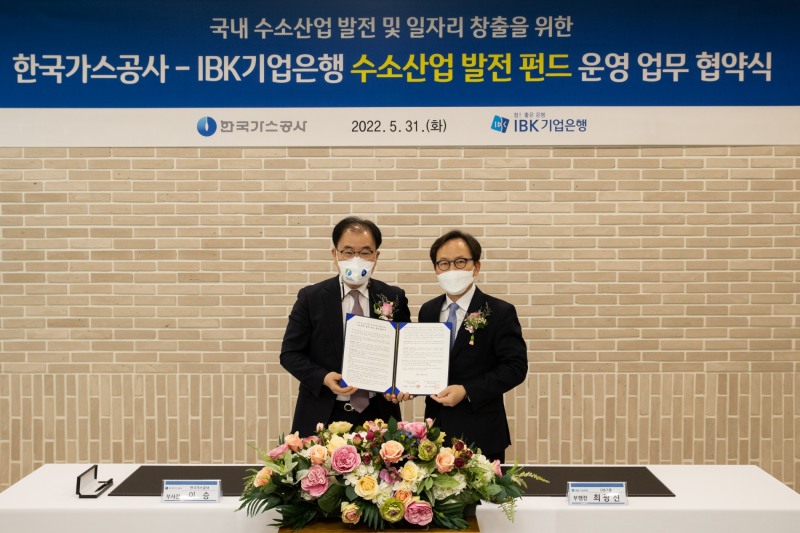 (왼쪽부터) 이승 경영관리부사장, 최광진 IBK기업은행 부행장/사진 제공 = 한국가스공사