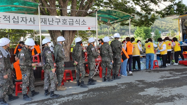 대한적십자사(회장 신희영)는 31일 밀양 산불 현장에 이동급식차량을 배치하여 산불진화대원 등을 대상으로 급식을 지원했다.