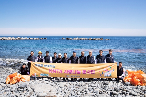 울릉도 해변 사회공헌 활동후 기념 촬영 모습.