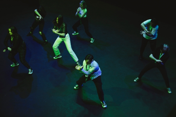 K-팝 댄스 무대를 선보이고 있는 K-팝 댄스동아리 학생들