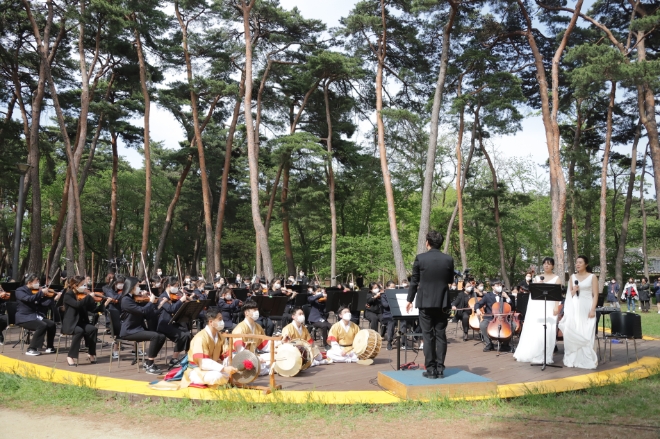 꿈의오케스트라강릉, 허균허난설헌생가 야외공연장에서의 합주실황 녹화 모습