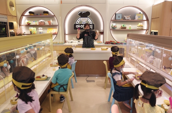 지난 5월 31일, CJ프레시웨이 상암 본사의 ‘아이누리 키키존’에서 강남구 개포동 소재 SH공사 으뜸어린이집 소속 원아들이 채소 조리에 대한 설명을 듣고 있다.