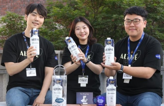 얼티브 플랜트유 사내벤처 직원들이 제품을 소개하고 있다