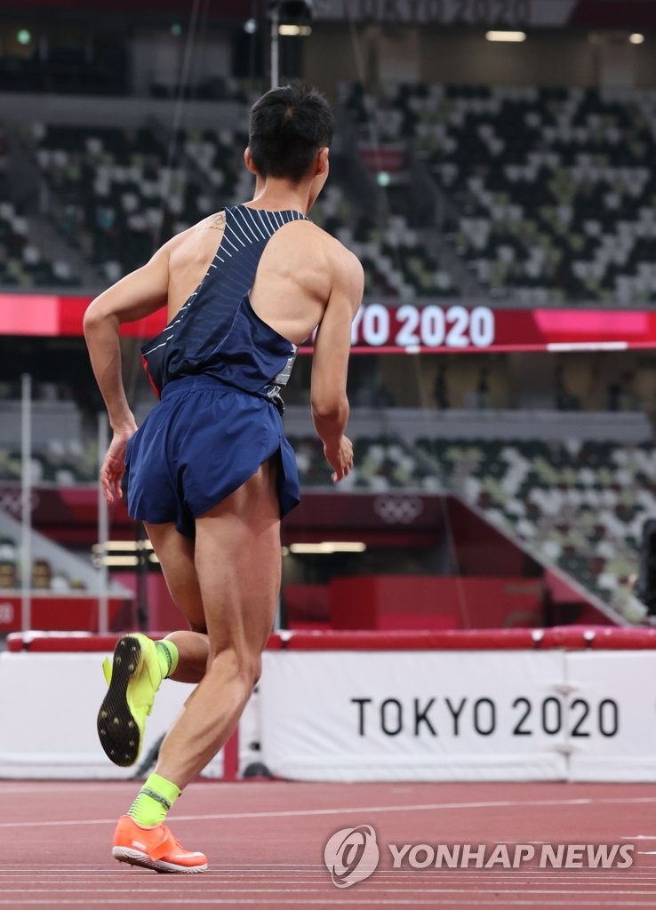 도쿄올림픽 남자 높이뛰기 결승에서 우상혁이 2.35미터를 시도하는 모습. 세계적인 높이뛰기 선수들은 포스베리 플롭으로 배구 네트 높이(2m43) 정도를 뛰어넘는다. [연합뉴스 자료사진]