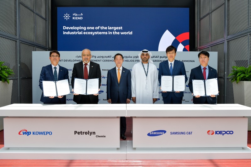 이세문 한국서부발전 해외신사업처장(제일 왼쪽), 이드 알 올라얀 페트롤린케미 CEO, 이석구 주 UAE 대한민국 대사, 압둘라 알 하멜리 UAE 경제자유구역청 CEO, 안동복 삼성물산 건설부문 상무,이현찬 한국전력 해외사업개발처장(오른쪽)/사진 제공 = 한국전력