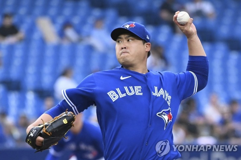 (토론토 AP=연합뉴스) 토론토 블루제이스 왼손 선발 류현진이 2일(한국시간) 캐나다 온타리오주 토론토의 로저스센터에서 열린 2022 미국프로야구 메이저리그(MLB) 시카고 화이트삭스와의 홈 경기에 선발 등판해 투구하고 있다.