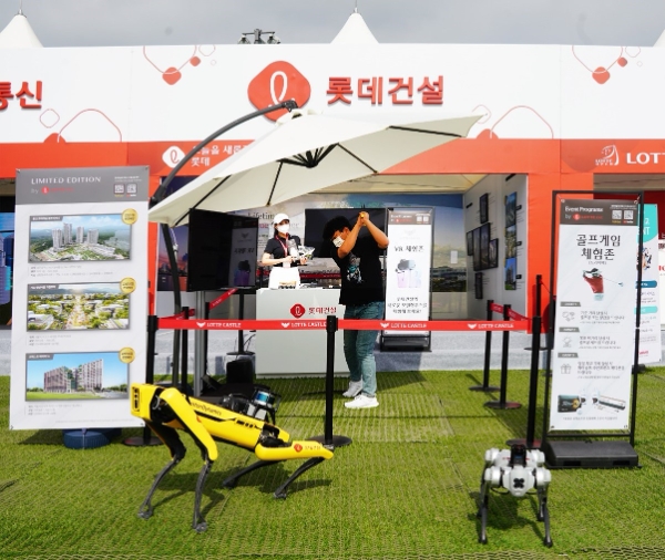 KLPGA 2022 롯데오픈 ‘롯데건설 부스’에서 관람객이 체험을 진행하고 있다.