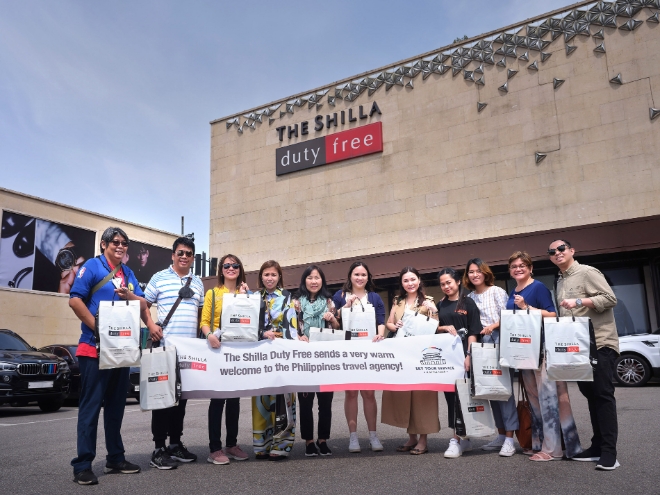 2일 오후 필리핀 여행사 대표단이 서울 중구 신라면세점 서울점을 방문해 기념촬영을 하고 있다.
