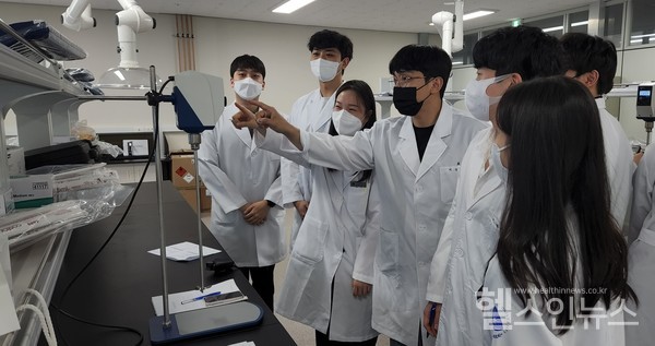 케이메디허브의약생산센터에서대구가톨릭대학교약학대학생이실습하는모습
