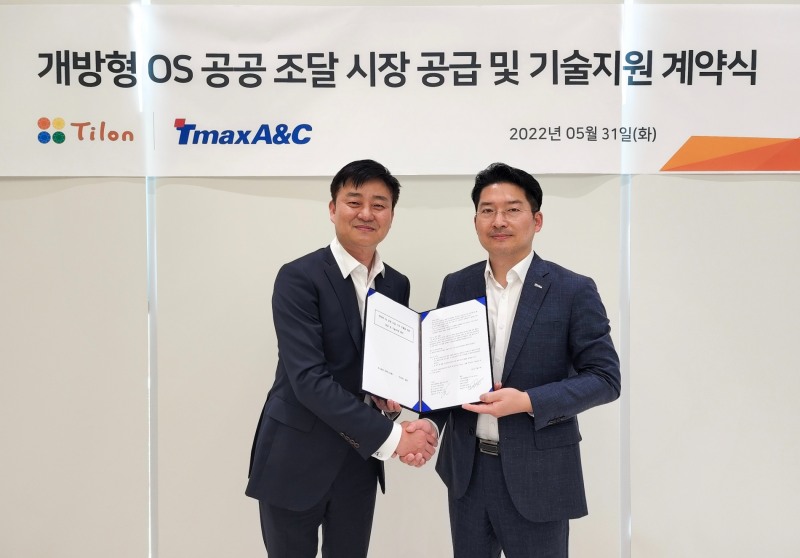 티맥스OS 허희도 대표(왼쪽)와 틸론 최백준 대표가 계약 체결 후 사진을 촬영하고 있다.