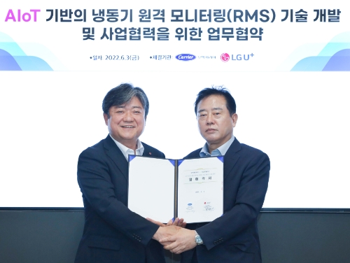 LG유플러스는 글로벌 공조시장 선두기업 ‘오텍캐리어’와 AIoT(Artificial Intelligence of Things) 산업용 냉동기 원격관리(RMS, Remote Maintenance System) 기술 개발을 위한 업무협약을 체결했다. 사진은 정필경 오텍캐리어 대표이사, 최택진 LG유플러스 기업부문장(왼쪽)이 업무협약을 체결한 후 기념사진을 촬영하고 있는 모습./사진 제공 = LG유플러스