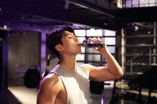 코카-콜라사 파워에이드 프로틴, 모델 위하준