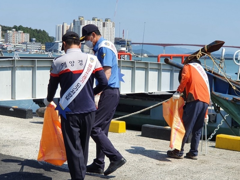 지난 27일 진행 된 연안정화 활동 모습 (사진제공 = 완도해양경찰서)