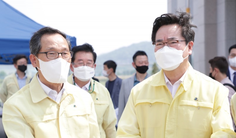 농림축산식품부 정황근 장관(사진오른쪽)과 한국농어촌공사 이병호 사장(사진왼쪽)/사진 제공 = 농어촌공사