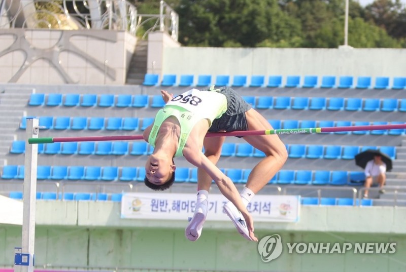(예천=연합뉴스) 한국육상 최초 세계대회 금메달리스트 우상혁(국군체육부대)이 3일 오후 경북 예천스타디움에서 열린 제50회 KBS배전국육상경기대회 남자 높이뛰기 결승에서 2m 30에 도전하고 있다.