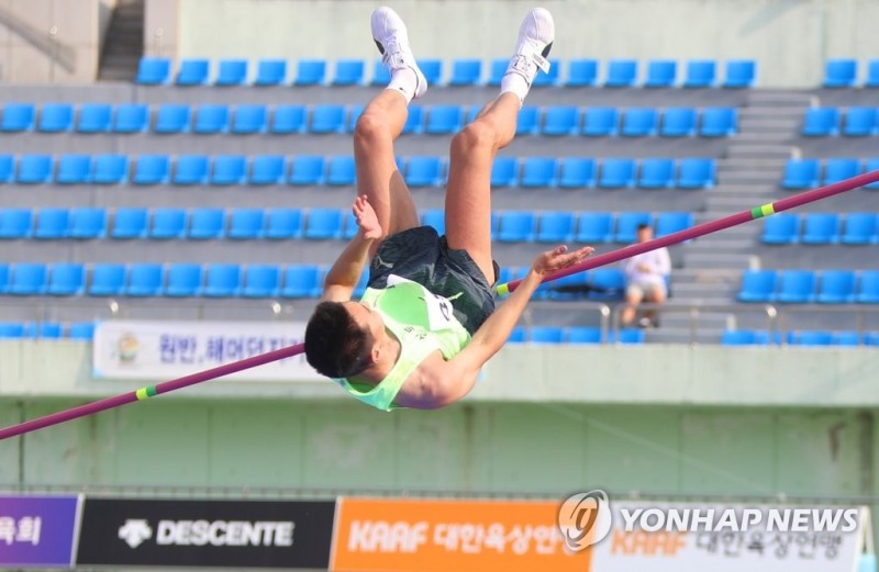 (예천=연합뉴스) 한국육상 최초 세계대회 금메달리스트 우상혁(국군체육부대)이 3일 오후 경북 예천스타디움에서 열린 제50회 KBS배전국육상경기대회 남자 높이뛰기 결승에서 2m 34에 실패하고 있다.