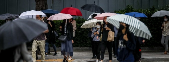 출근길 비가 내린 지난 5월18일 오전 서울 종로구 정부서울청사 인근에서 우산을 쓴 시민들이 이동하고 있다.
