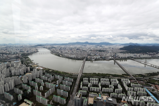 장마전선이 지난 후 맑지만 구름이 낀 날씨를 보인 지난 2020년 7월26일 서울 도심 하늘에 구름이 끼어 있다.