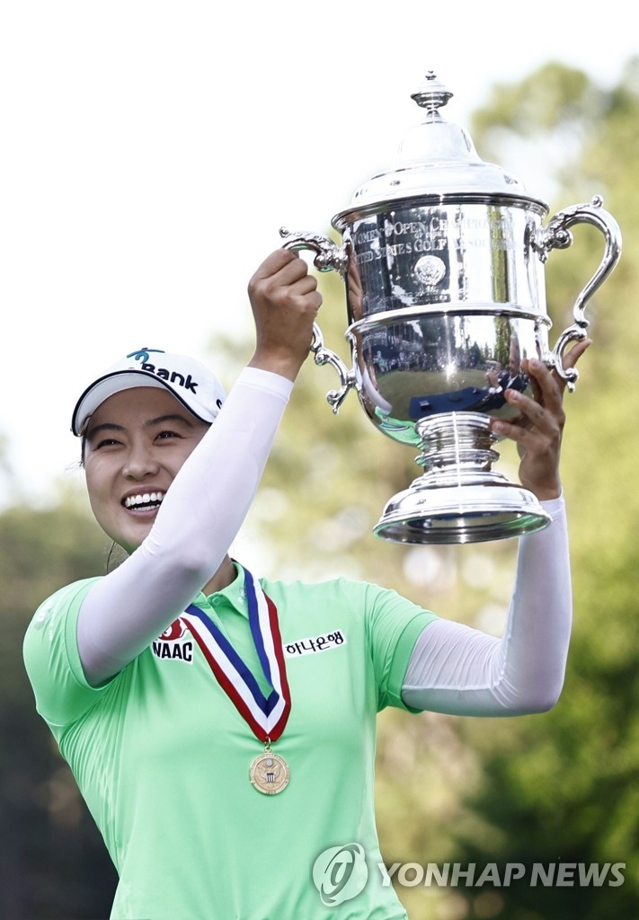 이민지가 우승컵을 들어 보이고 있다,