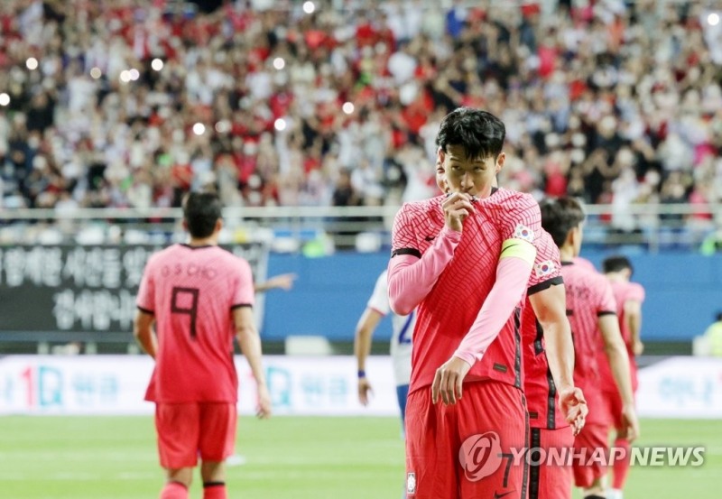 (대전=연합뉴스) 6일 오후 대전월드컵경기장에서 열린 남자 축구 국가대표팀 평가전 대한민국 대 칠레의 경기. 대한민국 손흥민이 골을 넣은 뒤 환호하고 있다. 손흥민은 이날 칠레전에 출전하며 A매치 100경기를 채워 한국 대표팀 역대 16번째로 '센추리 클럽'에 가입했다.