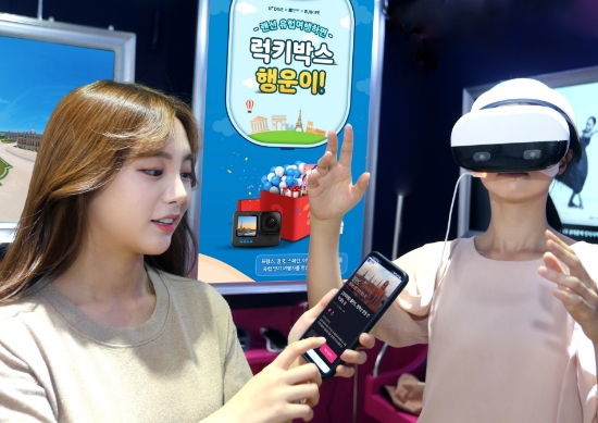 LG유플러스는 자사 XR 콘텐츠 플랫폼 ‘U+DIVE’에서 VR(가상현실) 콘텐츠 ‘랜선 유럽여행’을 선보였다. 사진은 LG유플러스 모델이 U+DIVE 앱에서 ‘랜선 유럽여행’ 콘텐츠를 시청하고 있는 모습.