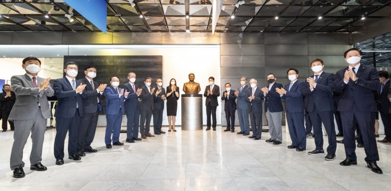 조원태 한진그룹 회장(흉상 우측), 조현민 한진 사장(흉상 좌측)과 개막식에 참석한 외부 인사들이 흉상 제막 행사 후 기념 촬영을 하는 모습/사진 제공 = 한진