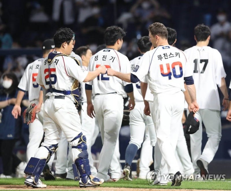 (창원=연합뉴스)7일 경남 창원NC파크에서 열린 '2022 신한은행 쏠(SOL) KBO 리그' NC 다이노스와 SSG 랜더스 경기 종료 후, SSG에 6대 2로 승리한 NC 선발 루친스키가 포수 양의지가 인사하고 있다.