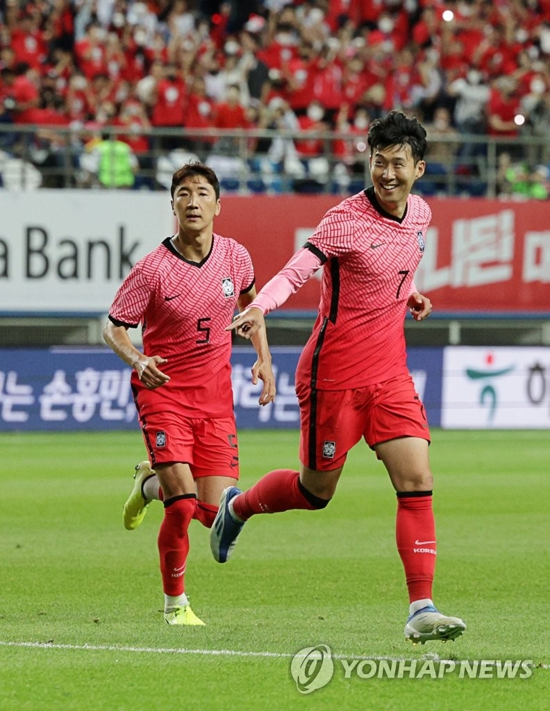 손흥민(오른쪽)이 칠레전에서 프리킥을 성공시킨 뒤 골 세리머니를 하기 위해 달려가고 있다.